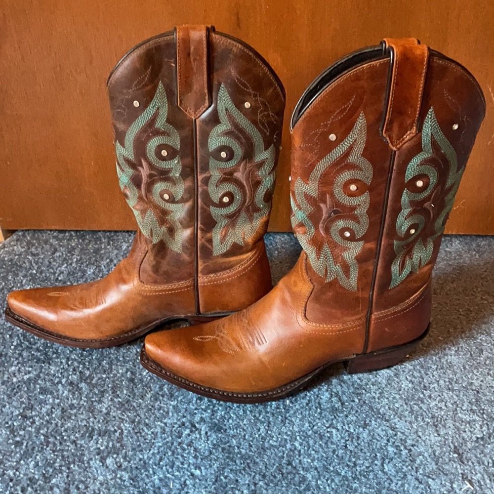 Pointed toe boots - Picture 2 of 3